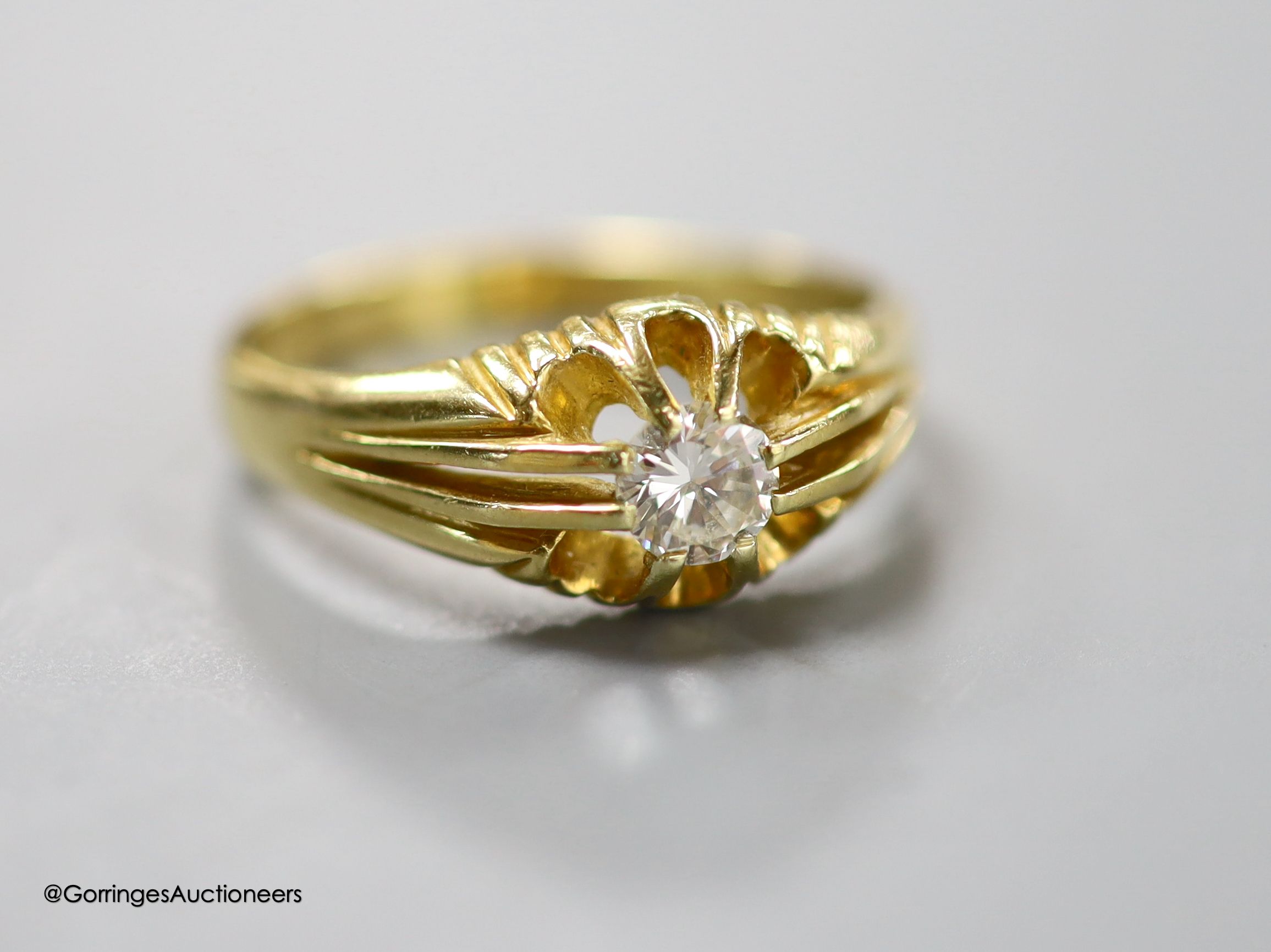 A modern 18ct gold and claw set solitaire diamond ring, size T/U, gross 5.9 grams